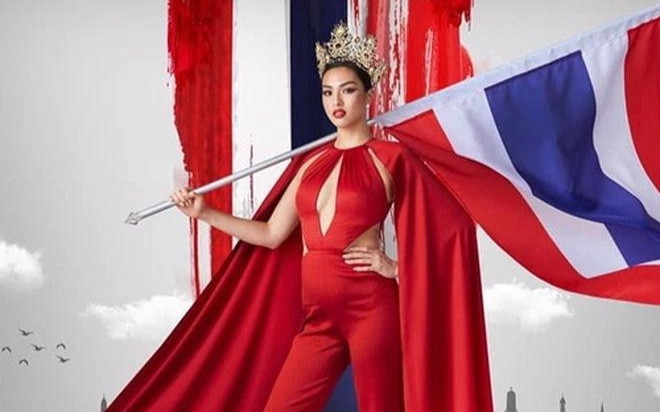 Trước Miss Universe Thái Lan, nhiều người đẹp từng gây tranh cãi vì chụp ảnh với quốc kỳ Ảnh 2