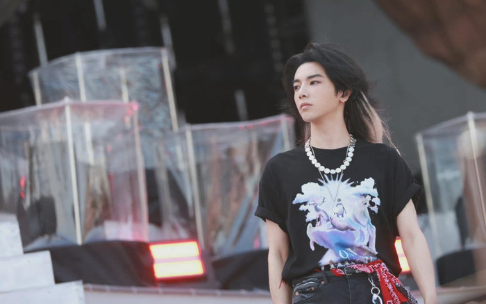 Buổi hòa nhạc của Hoa Thần Vũ: Tóc như bờm sư tử và kỹ năng ca hát giống đang... karaoke Ảnh 2