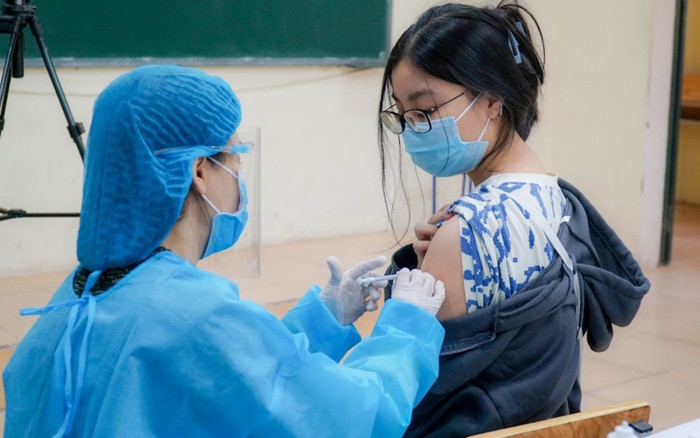 Hà Nội: Một học sinh lớp 12 dương tính SARS-CoV-2 từng đến trường tiêm vaccine phòng Covid-19 Ảnh 2