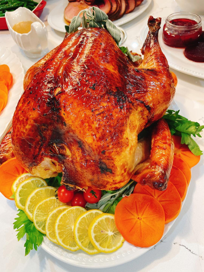 Món gà tây hấp dẫn được Phạm Hương chế biến cầu kỳ, trang trí rau củ chẳng khác nào nhà hàng cao cấp. Hương thảo là nguyên liệu người đẹp thường sử dụng để tăng thêm hương thơm đặc biệt cho đồ ăn.