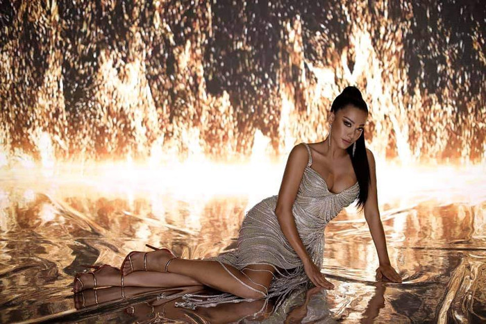 Những thiết kế của nhà mốt tôn vinh hết cỡ đường cong của chân dài. 