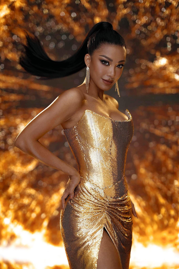 Làn da nâu, mái tóc đen dài cực kỳ ấn tượng, vừa quyến rũ lại sắc sảo. 