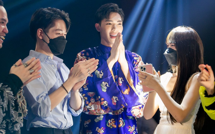 Erik bước lên ngôi vương The Heroes, Hòa Minzy hài hước chia sẻ: Gia đình hoa dâm bụt đã được đổi tên! Ảnh 2