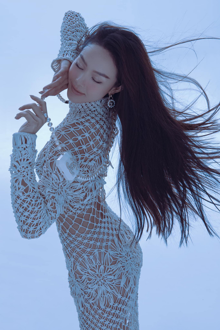 Minh Hằng được khen khéo léo chọn nội y khi chọn mẫu váy móc sợi cầu kỳ của Công Trí.