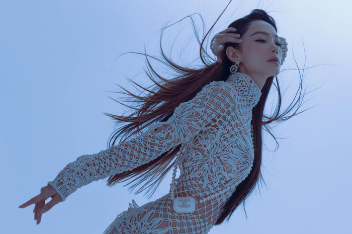 Cô sử dụng phụ kiện của Chanel tạo điểm nhấn cho trang phục.