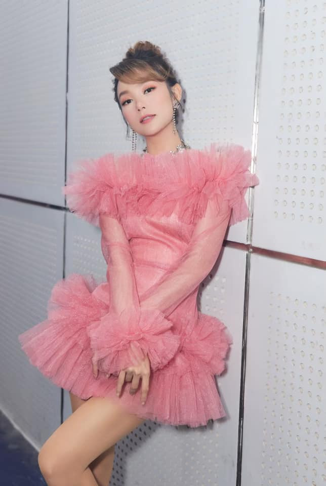 Mẫu váy gam hồng thạch anh dịu nhẹ, giúp cô trẻ trung và ngọt ngào.