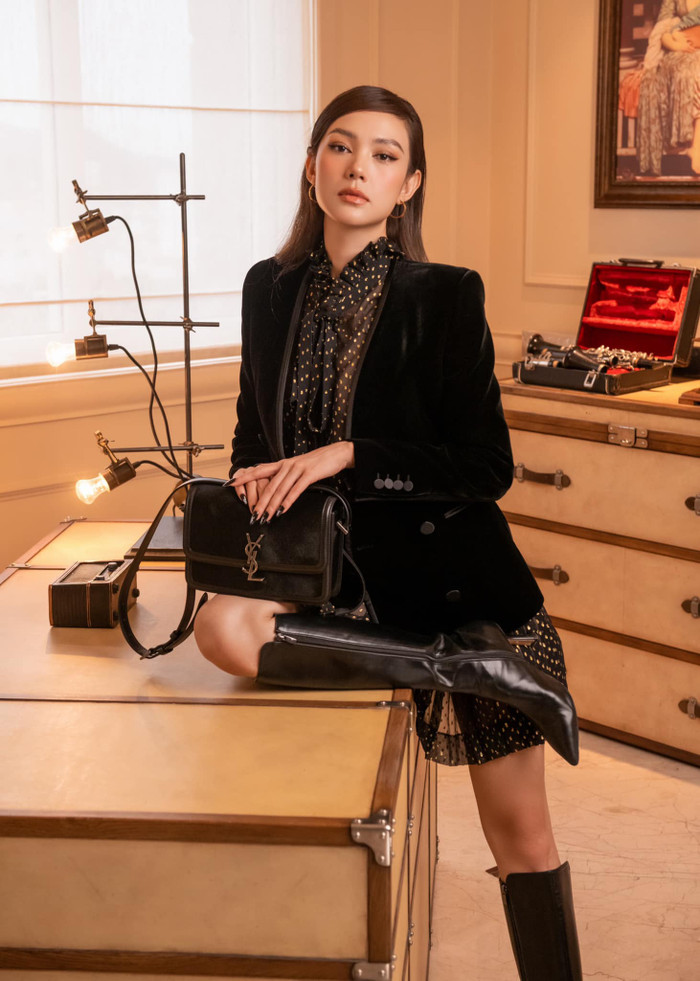 Nữ ca sĩ 'Một vòng trái đất' bí ẩn và quyền lực khi diện cả cây đồ đen, tạo đẳng cấp bằng mẫu túi YSL.