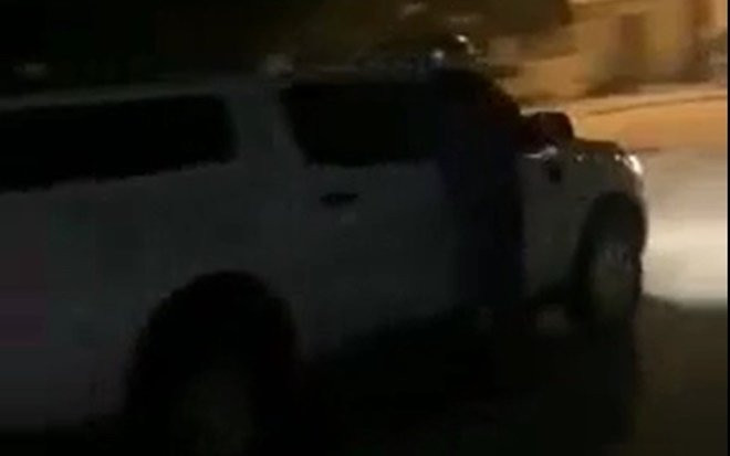 Đánh ghen căng thẳng giữa đêm: Vợ đu bám xe ô tô của chồng đang chạy, cầm mũ bảo hiểm đuổi đánh tiểu tam Ảnh 2