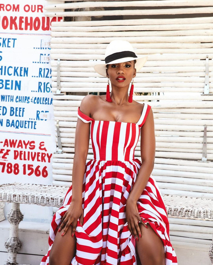 Vẻ gợi cảm, tràn đầy sức sống và tinh thần phóng khoáng của cô nhận được sự ủng hộ nhiệt tình của công chúng Nam Phi trong ngày đăng quang.