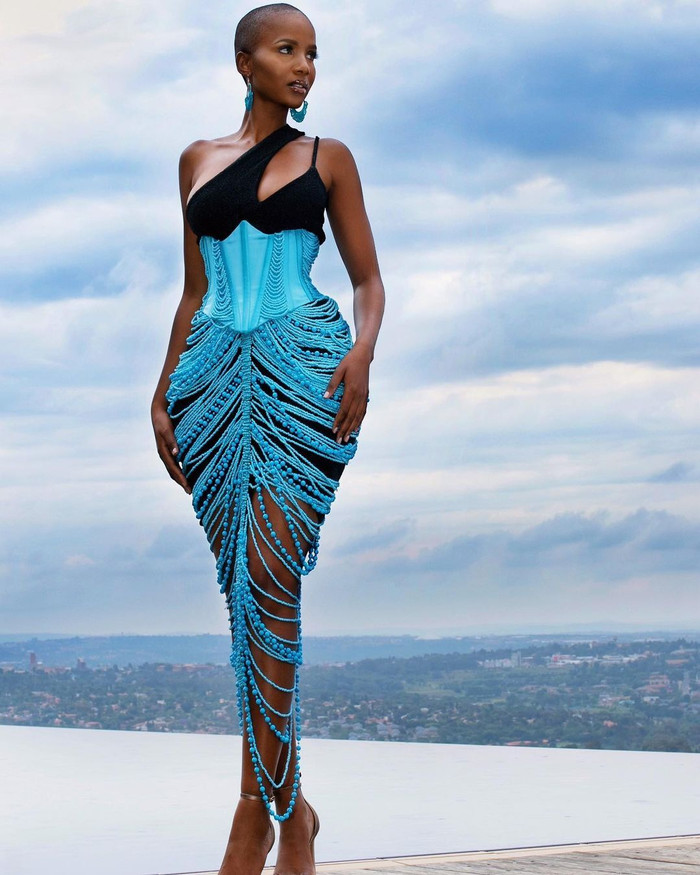 Cô khoe trọn hình thể cân đối với chiều cao 1m74 khi diện mẫu váy kết hạt cầu kỳ trong một bộ ảnh.