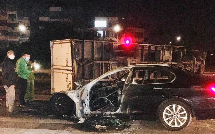 Xe sang BMW bốc cháy dữ dội, xe tải lật ngang sau cú va chạm kinh hoàng Ảnh 2