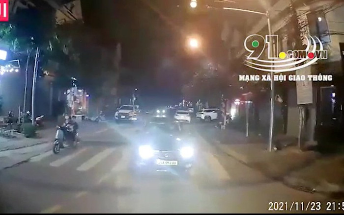 Xe bán tải không nhường đường vì ô tô con bật đèn pha, thái độ của tài xế xe con sau đó gây bức xúc Ảnh 2