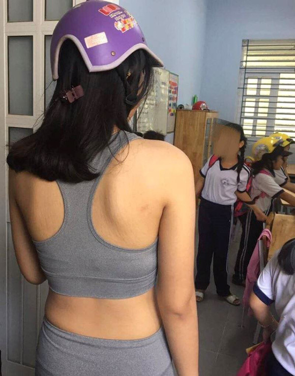 Một bà mẹ mặc luôn trang phục vừa đi tập thể dục về đến lớp đón con