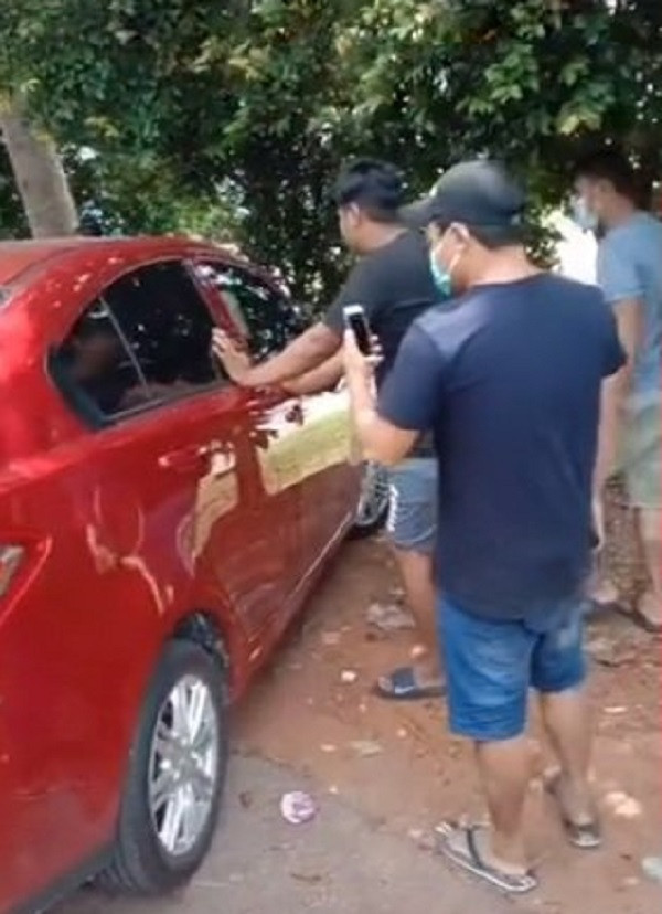 Người chồng liên tục đập cửa xe, yêu cầu vợ và nhân tình của cô xuống xe nói chuyện.