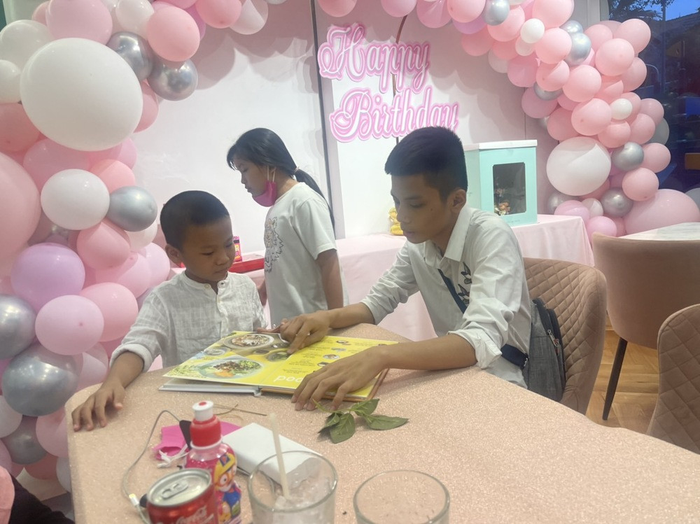 Phạm Đức Hiếu - anh cả trong nhà làm nhiệm vụ chăm sóc các em. Trong lễ cúng 49 ngày của mẹ, Đức Hiếu nghẹn ngào: 'Con cứ nghĩ mẹ Nhung sẽ đi với chúng con một đoạn đường dài nhưng mẹ đã mất ở tuổi 51. Chúng con rất buồn, đau xót cho mẹ'.