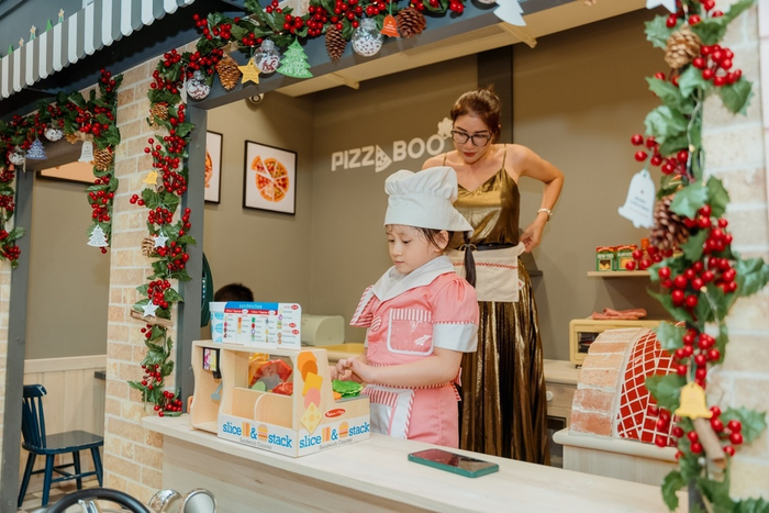 'Tiền tài xế và giúp việc của con chị mỗi tháng là 20 triệu. Cháu đi học trường 1 năm là 500 triệu. Sương sương con tiêu của mẹ 1 tháng là 35 - 40 triệu, chưa kể đi du lịch', Trang Trần liệt kê chi phí nuôi con. 