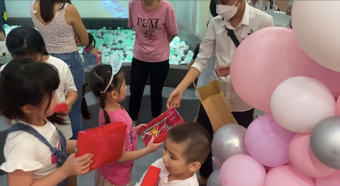 Các con nuôi ca sĩ Phi Nhung cũng có mặt trong buổi tiệc. Con gái Trang Khàn tặng quà cho những người con giọng ca Bông điên điển.