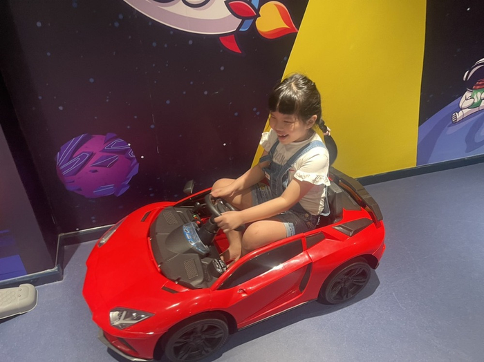 Theo chia sẻ, con nuôi giọng ca Phải lòng con gái Bến Tre vẫn chưa nghĩ mẹ đã mất, bé đinh ninh trong đầu là Phi Nhung đi diễn xa chưa về. 