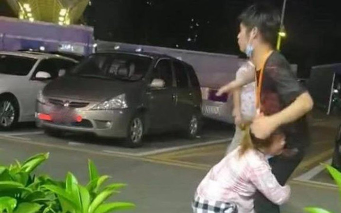 Cô gái quỳ xuống khóc xin bạn trai đừng chia tay trước ngày cưới, nguyên nhân bất ngờ từ phía nhà gái Ảnh 2