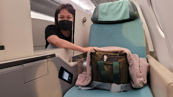 Việt Hương được Wendy Phạm - con gái cố ca sĩ Phi Nhung uỷ quyền tại Việt Nam, nữ danh hài đang đứng ra lo liệu thủ tục tổ chức tang sự.