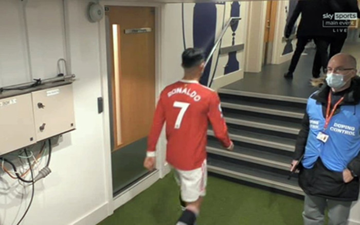 Ronaldo đi thẳng vào đường hầm sau trận MU hòa Chelsea Ảnh 2