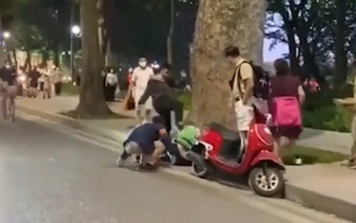 Clip: Hai người đàn ông chửi bới, đá túi bụi nam thanh niên ngay trên đường phố Hà Nội Ảnh 2