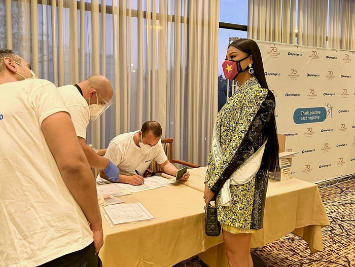 Cùng trong ngày đầu tiên, Kim Duyên ghi điểm với set đồ sắc xanh của NTK Công Trí. 