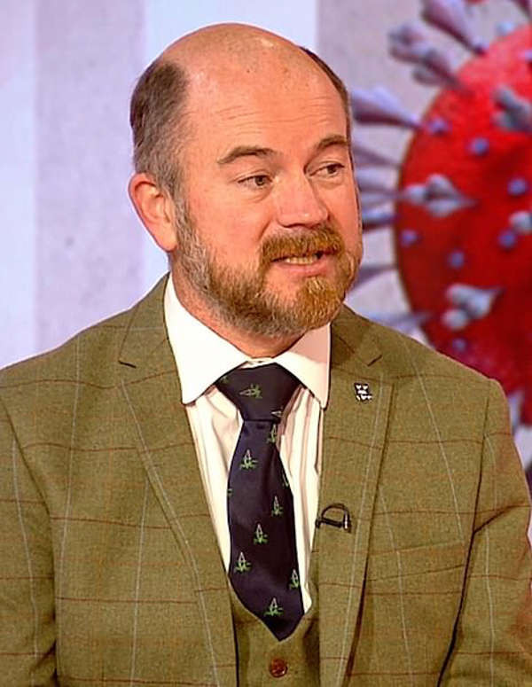 Giáo sư vi sinh vật học người Anh Calum Semple, cố vấn của Sage.