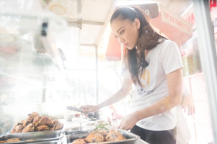 Kim Duyên từng đăng tải phụ giúp ba mẹ bán cơm. Gia đình cô có quán cơm bình dân, trước khi lên Sài Gòn, đây là địa điểm cô gắn sau mỗi giờ tan học bó.