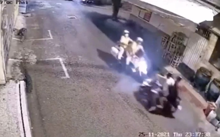 Tông vỡ yếm xe CSGT khi bị truy đuổi, nam thanh niên chở bạn gái vội tăng ga bỏ chạy thoát thân Ảnh 2