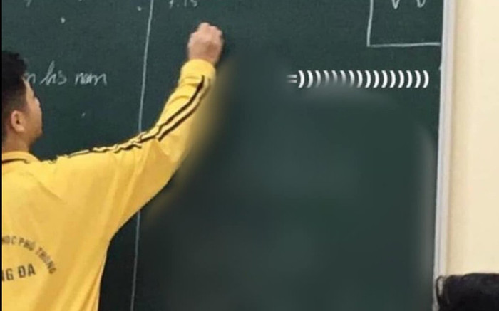 Lên bảng kiểm tra bài cũ nhưng không thuộc bài, nam sinh viết 3 chữ to đùng cầu cứu 'đồng bọn' bên dưới Ảnh 2