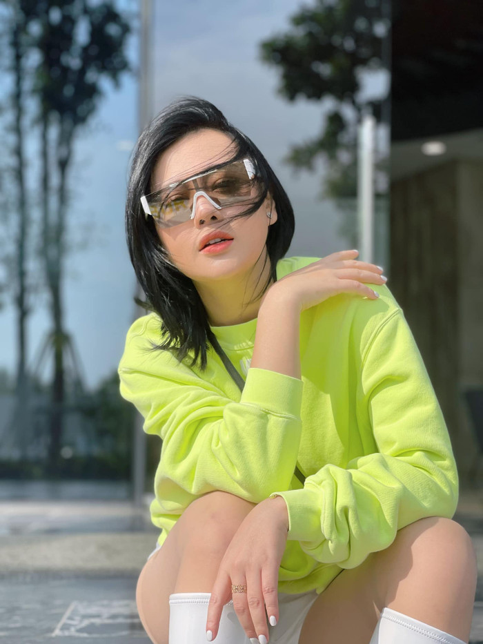 Trong hình ảnh mới nhất Phương Oanh đăng tải cô nàng diện một chiếc sweater màu xanh lá, diện boot cao cổ đang là hot trend hiện nay.