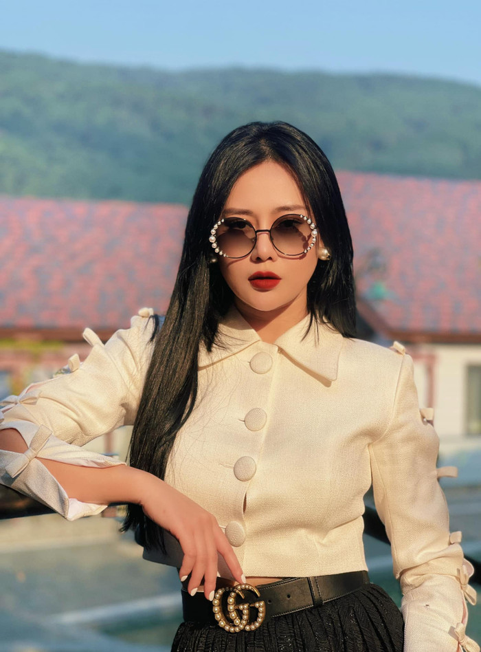 Phương Oanh lên đồ đầy sang chảnh, trung thành với một phụ kiện giúp nâng tầm nhan sắc Ảnh 11