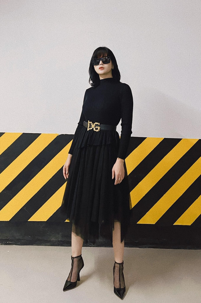 Diện nguyên cây đen, Phương Oanh điểm xuyến thêm outit bằng dây lưng DG thời thượng, đôi cao gót nhọn hoắt và cặp mắt kính đen cùng tông màu với trang phục.