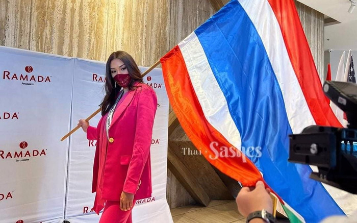 Đại diện Thái Lan chính thức tới với Miss Universe, mang lên thảm đỏ món đồ thú vị Ảnh 2