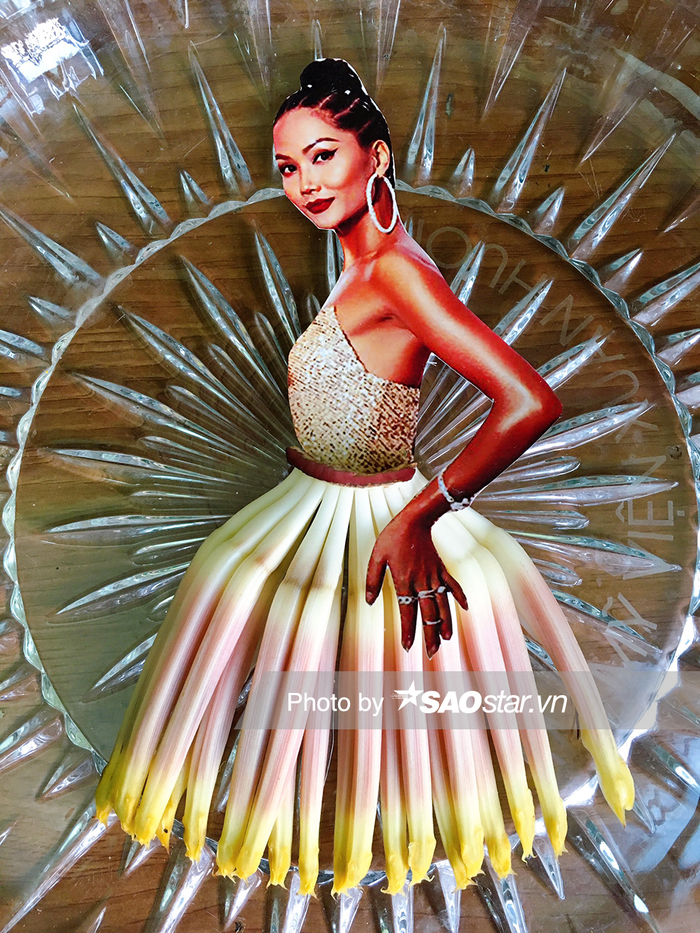 Mẫu váy được làm từ hoa chuối, lạ mắt với cấu trúc và màu sắc chuyển tự nhiên, phom được tạo phồng với thao tác đơn giản.