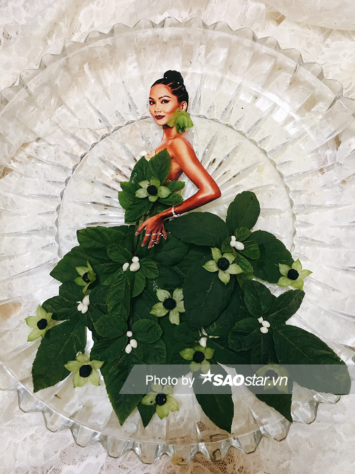 Mẫu váy được sáng tạo từ những chiếc lá cây mọc dại, hạt của quả đu đủ và hạt hoa phấn. H'Hen Niê như nàng công chúa của núi rừng với món quà fan làm tặng.