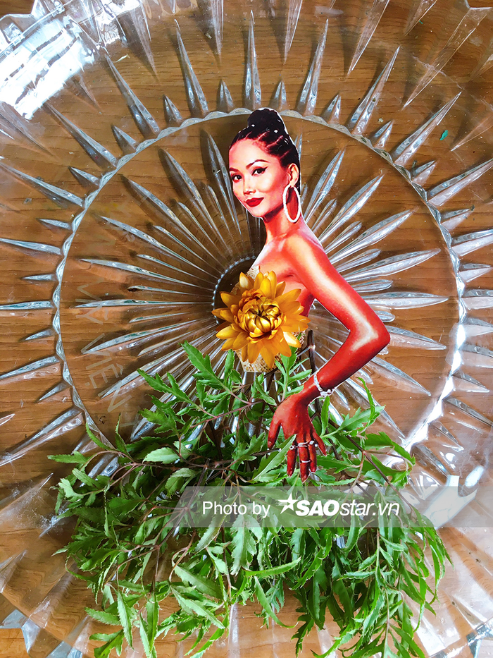 Hoa bất tử kết đôi với lá đinh lăng, cũng tạo nên hình ảnh bồng bềnh, dịu nhẹ.