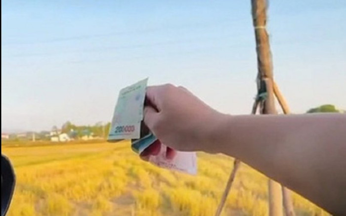 Ngồi trong ô tô rải tiền xuống đường, thanh niên gây phẫn nộ với dòng trạng thái: Tặng cho đám nông dân Ảnh 2