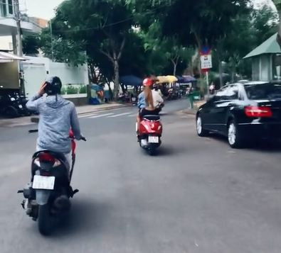 Nam thanh niên xoa đầu, trơ mắt nhìn nữ quái xế bỏ đi mà chưa hiểu chuyện gì đang xảy ra. 