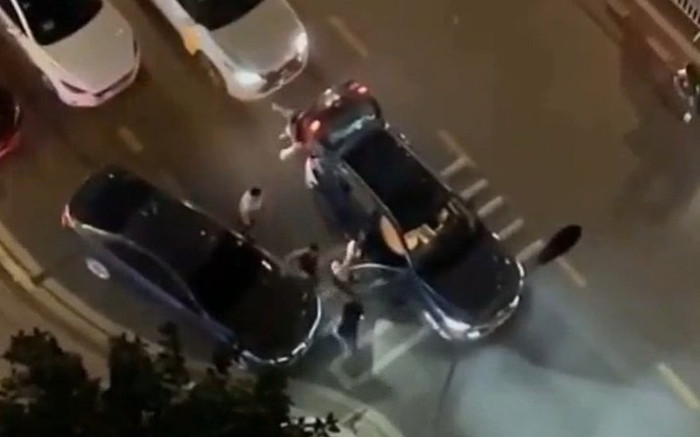Clip: Nhóm thanh niên hung hăng mở tung cửa xe, đu bám ô tô đòi 'quyết chiến' với tài xế gây náo loạn Ảnh 2