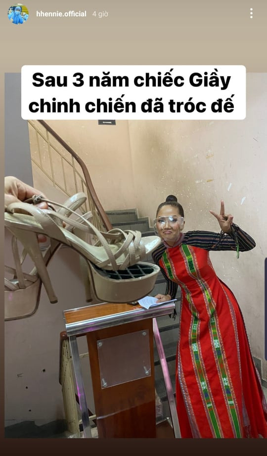 Đôi giày đi cùng nàng Hậu những ngày tháng đầu tiên nay đã bị hư hỏng khá nặng. 