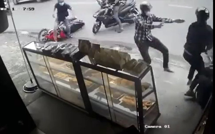 Xôn xao đoạn clip 2 trinh sát bẻ lái chặn đầu xe, lao vào tóm gọn 2 tên cướp như phim hành động Ảnh 2