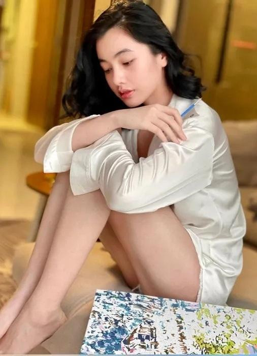 Nhiều người cho rằng, cô nàng đang muốn 'soán ngôi' Ngọc Trinh trong công cuộc ăn diện. 
