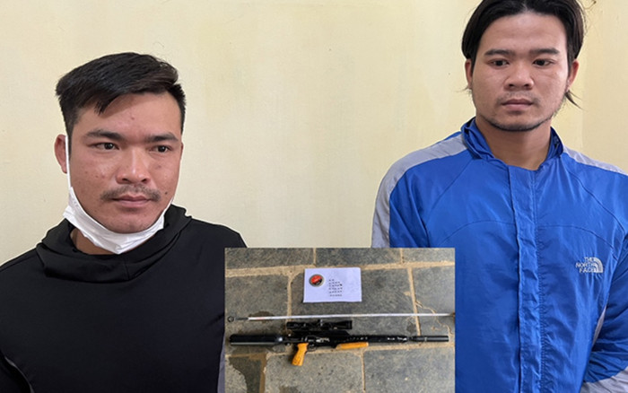 2 thanh niên đi xe lạng lách, bất ngờ rút súng hoa cải bắn người đi đường Ảnh 2