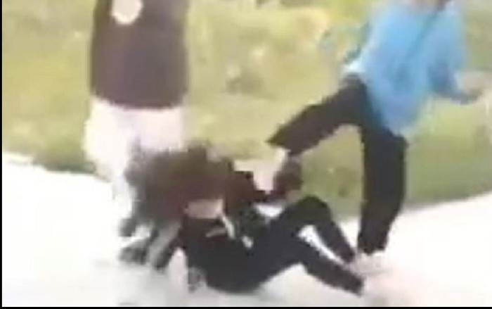 Nữ sinh Thanh Hóa bị nhóm bạn dùng mũ bảo hiểm đánh tơi tả vì những mâu thuẫn trên mạng xã hội Ảnh 2