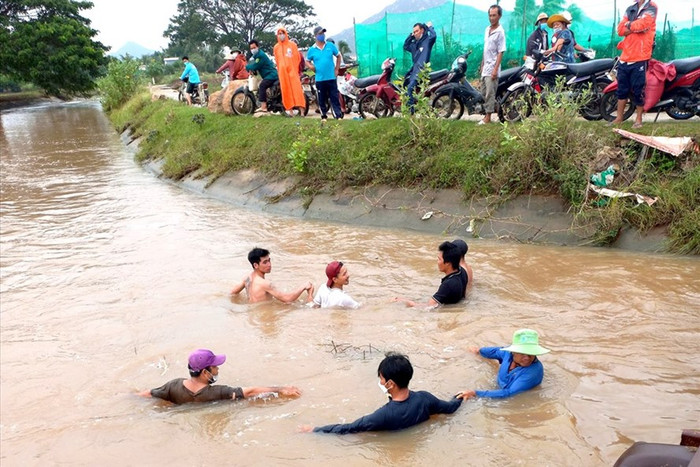 Rơi xuống kênh sau nhà, anh trai mất tích, em gái 4 tuổi tử vong thương tâm Ảnh 1