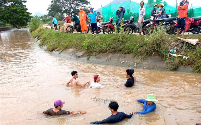 Rơi xuống kênh sau nhà, anh trai mất tích, em gái 4 tuổi tử vong thương tâm Ảnh 2