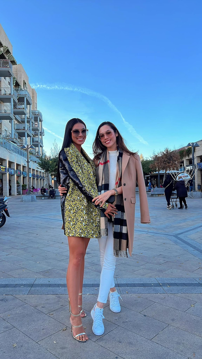 Hai người đẹp của Hoa hậu Hoàn vũ khoe dáng khi đi tham quan đất nước xinh đẹp.