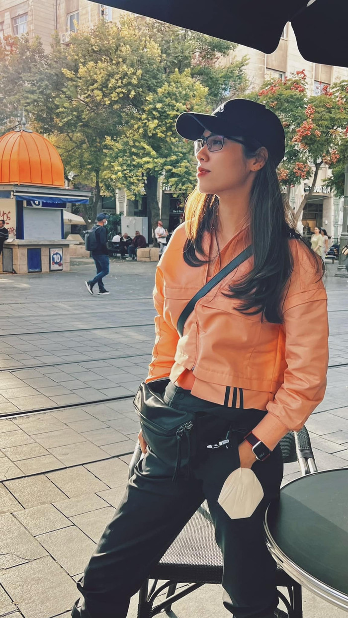 Hoàng My ghi lại khoảnh khắc những cây hoa nở rộ trong thành phố yên bình.